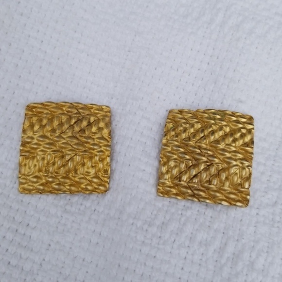 Vintage golden‎ square textured earrings - Picture 2 of 7